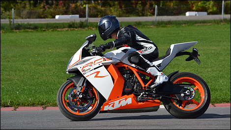 KTM RC8 R 2012 sur piste