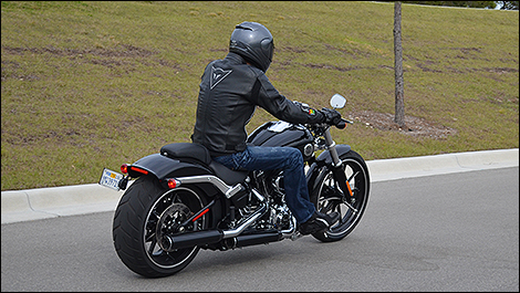 Harley-Davidson Breakout 2013 vue 3/4 arrière