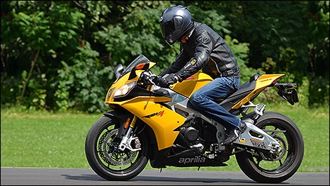 Aprilia RSV4 R APRC ABS 2013 vue de coté